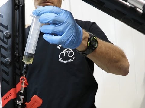 Видео: Как прокачать гидравлические дорожные тормоза SRAM