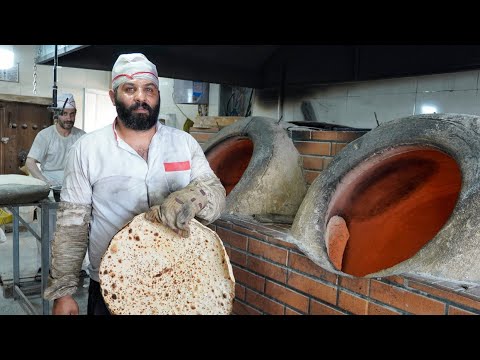 Видео: Этот традиционный хлеб тандури очень вкусный и аппетитный.