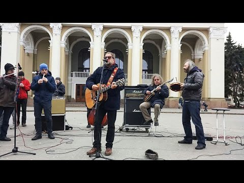 Видео: Уличный концерт Бориса Гребенщикова в Полтаве (2016.11.11)