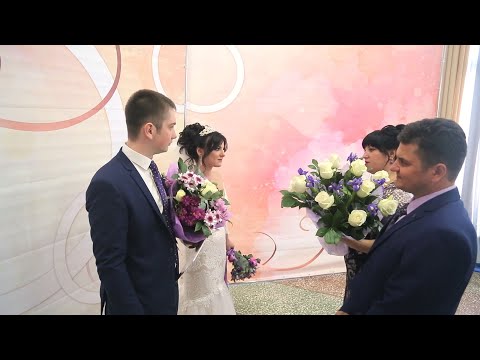 Видео: Трогательное поздравление родителей молодожёнам в загсе