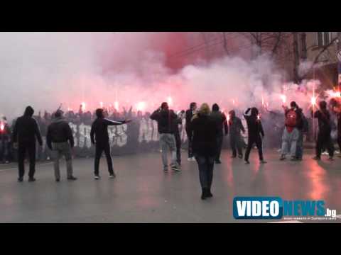 Видео: Факелно шествие на ултрасите на ЦСКА и напрежение на Попа