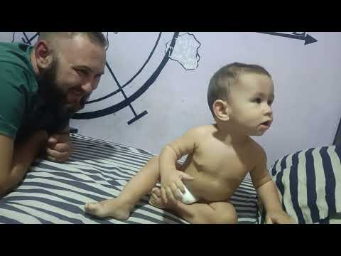 Видео: Аарон Адриан пришел полежать с папой #аарон #адриан #топ