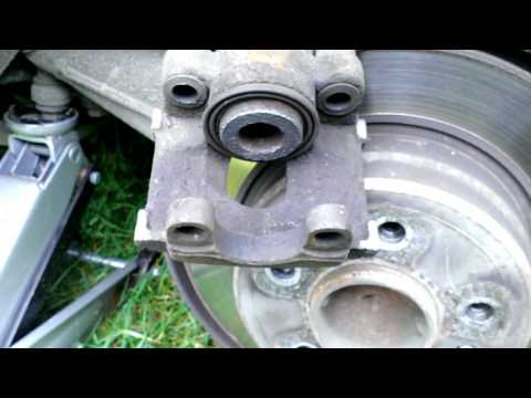 Видео: БМВ Е34 Замена задних колодок BMW E34