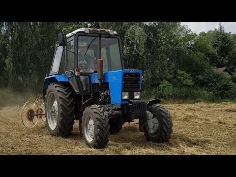 Видео: Заготівля  сіна на МТЗ-82 та МТЗ-80. WelgerAP 42 Зігнутий вал в'язального.