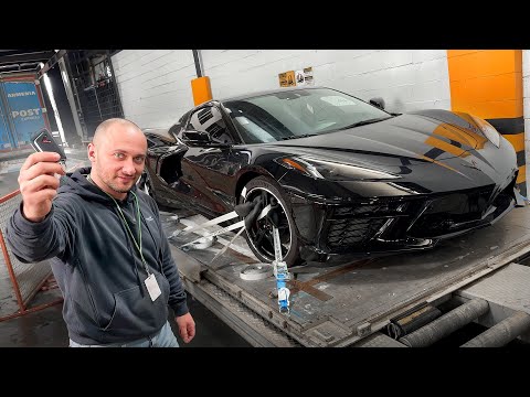 Видео: Купили НОВЫЙ СПОРТКАР Corvette в АВТОСАЛОНЕ Америки. Доставили самолётом. РАСПАКОВКА