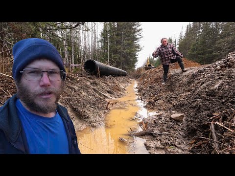 Видео: Установка ОГРОМНОЙ водопропускной трубы на нашем участке, не подключенном к электросети