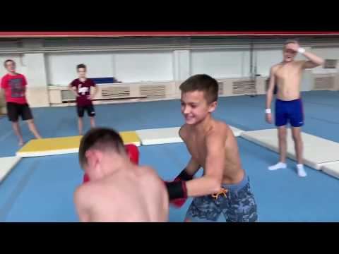 Видео: Гимнасты пробуют бокс Милан 2005 против Валеры 2007