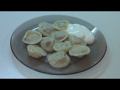 Видео: Пельмени с грибами  Готовим дома  Домашнее видео.