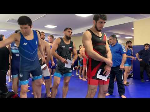 Видео: Взвешивание борцов по вольной борьбе в Каспийске.