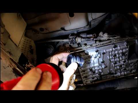 Видео: Замена масла и фильтра в коробке передач АКПП на Land Rover Discovery 4 Ленд Ровер Дискавери 4 2011