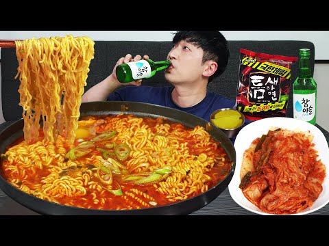 Видео: Если вы едите острый лапшу, то почувствуете себя лучше.😘😍🍜 MUKBANG REALSOUND ASMR EATINGSHOW