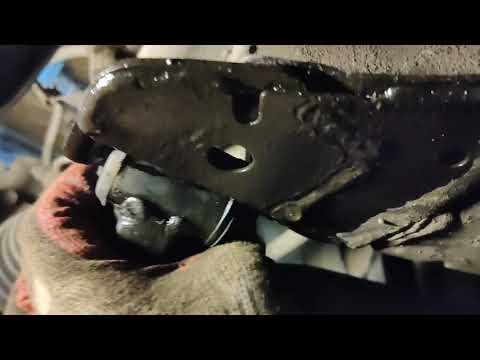 Видео: Замена сайлентблока переднего рычага Лансер 9
