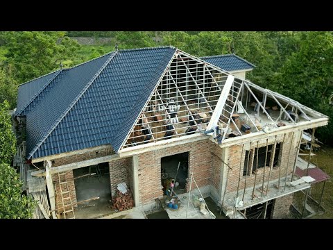Видео: Удивительно, как эти рабочие строят крутые крыши