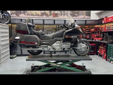 Видео: Реставрация классического Honda Gold Wing GL1500. Gold Wing GL1500 получает новую жизнь.