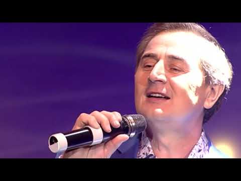 Видео: Зөфәр Хәйретдинов - Яшьлек җырлары (V Милли музыкаль премия 2017)