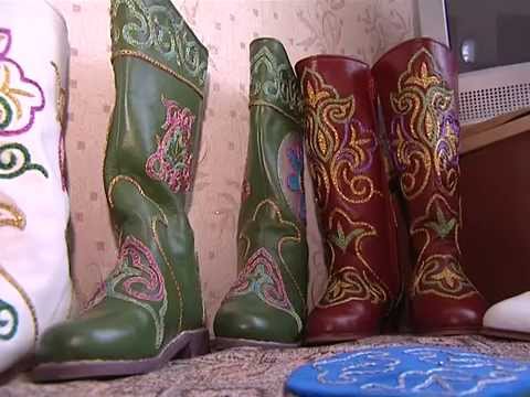 Видео: Тоболяк возродил производство татарских сапог в Сибири