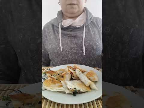 Видео: MUKBANG| АСМР Gözleme С Зелёным Луком 