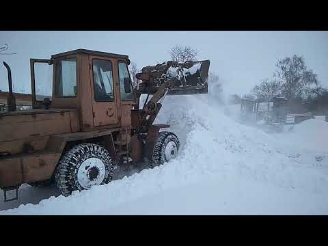 Видео: Погрущик ТО 30 чистит снег