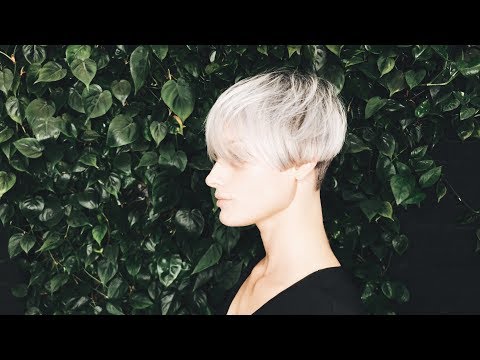 Видео: короткая женская стрижка c легкой челкой