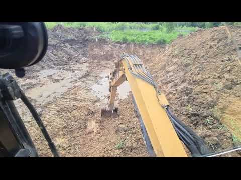 Видео: Миниэкскаватор CATERPILLAR копает озеро
