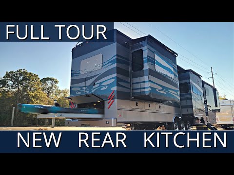 Видео: Новая задняя кухня Fifth Wheel Luxe 46RKB FULL TOUR