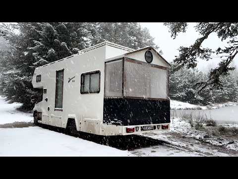 Видео: СНЕЖНЫЙ КЕМПИНГ С КАРАВАНОМ НА ЗАМЕРЗЛЕННОМ ОЗЕРЕ