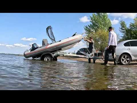 Видео: Слип лодки WinBoat 375RF Sprint с помощью прицепа Спутник AQUA (Самосвал)