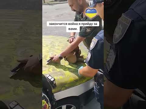 Видео: Повне беззаконня. Поліція зупинила військового і проводить обшук.