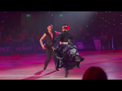 Видео: Выступление Армена Цатуряна и Доминики Бергманновой на Champions' Ball 2023