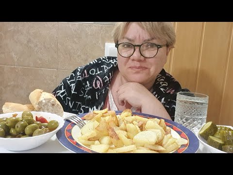 Видео: МУКБАНГ🍽 ОПЯТЬ Жру вижу еду теряю разум🙈Жареная картошка солёные огурцы MUKBANG💥fried potatoes SALT