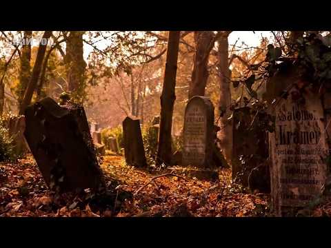 Видео: 8 призраков на кладбище, которых засняли на камеру