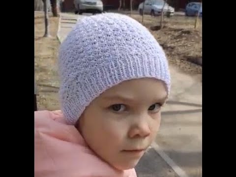Видео: Весенняя шапка, с интересной макушкой, спицами
