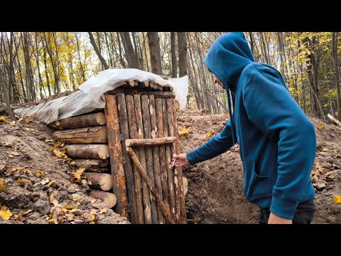 Видео: СДЕЛАЛ ДВЕРЬ ДЛЯ ТАМБУРА ЗЕМЛЯНКИ