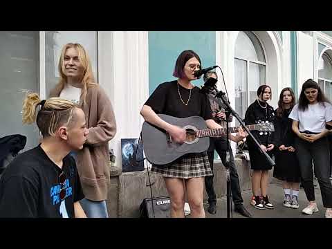 Видео: УЛИЧНЫЕ МУЗЫКАНТЫ СПб(10) на канале Грибоедова,17.05.23. Саша ,Дина и Сева))