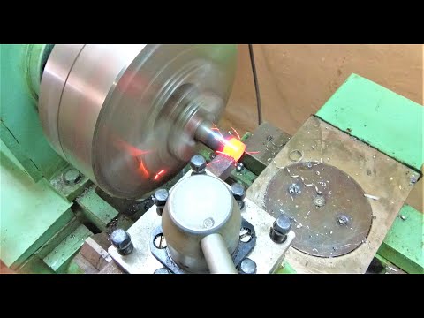 Видео: Уменьшение диаметра трубы в токарном станке