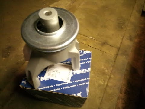 Видео: Замена задней подушки (гидроопоры) двигателя AXD VW Multivan T5.