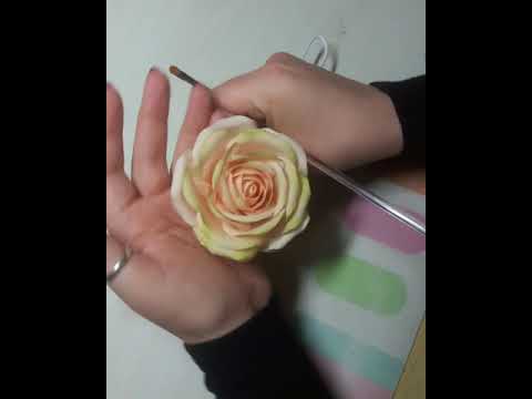 Видео: Тонировка персиковой розы из холодного фарфора. Очень красиво!