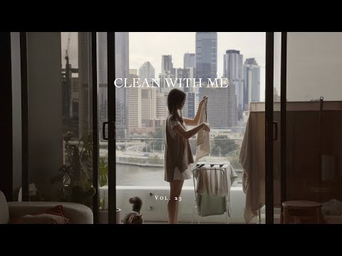 Видео: Уборка квартиры со мной | расслабляющая уборка, клубничные швейцарские рулеты с кремом 🍰