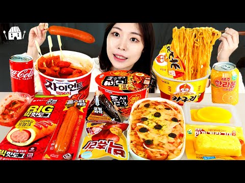 Видео: ASMR MUKBANG | Круглосуточный магазин (TEUMSAE Rame, Giant Tteokbokki, омлеты с сыром).