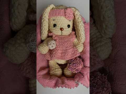 Видео: Зайка крючком #вязание #вязаниекрючком #amigurumi #крючок #игрушки_крючком #игрушки #рекомендации