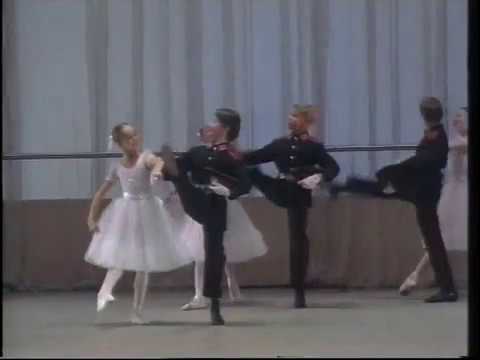 Видео: МГАХ. "Суворовцы" (муз. С.Чернецкого, хор. В.Варковицкого).  (2001)