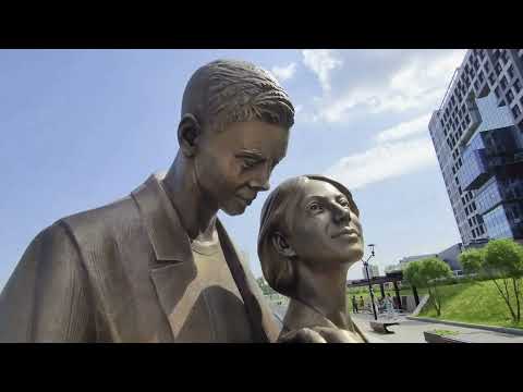 Видео: На набережной реки Миасс в Челябинске 11 июня открыли скульптуру влюбленным  12 06 2024г.