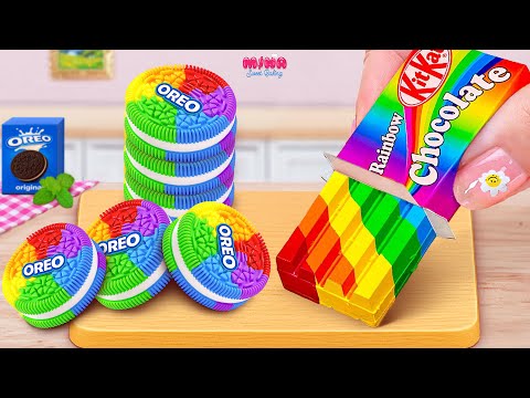 Видео: 🍰Рецепт восхитительного радужного торта KitKat против Oreo🍰Мини-торт с разноцветным шоколадом | M...