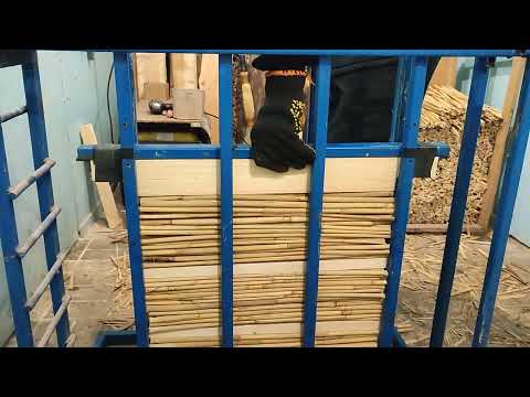 Видео: Beekeeping.Улей из камыша. Дадан классический 12 рамочный. Часть-1. Набераем дно.