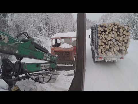 Видео: Необычная работа для лесовоза. Урал - тракторовоз....