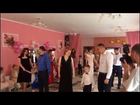 Видео: Танець на випускному " Батьки і діти- серця одні"