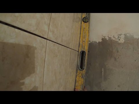 Видео: Быстрая укладка плитки на заваленный угол