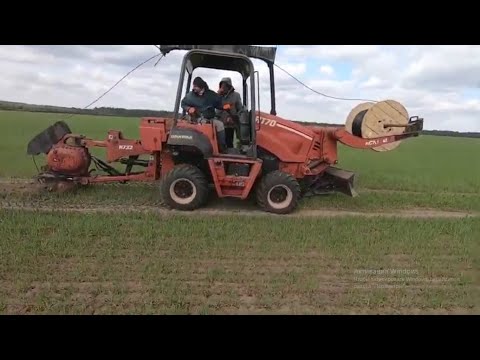 Видео: Укладка кабеля кабелеукладчиком Ditch Witch. Работа по укладке кабеля.