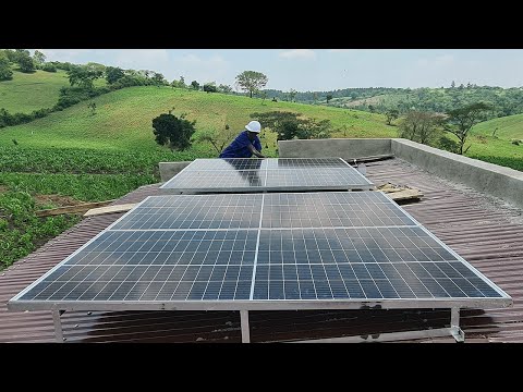Видео: Перекачка воды из неглубокой скважины с помощью солнечного насоса в Уганде на большое расстояние ...