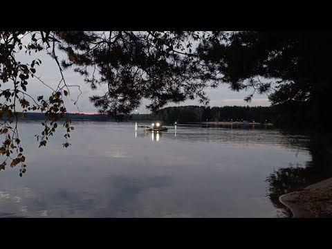 Видео: На пляже Висагинаса очищают берег от тростника